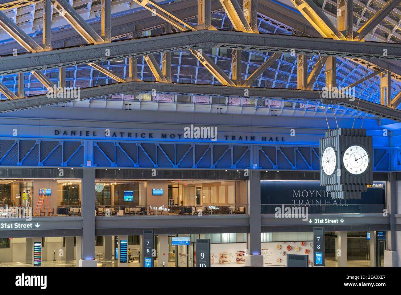 Daniel Patrick Moynihan Train Hall di notte con una vista dell'orologio sospeso. Foto Stock