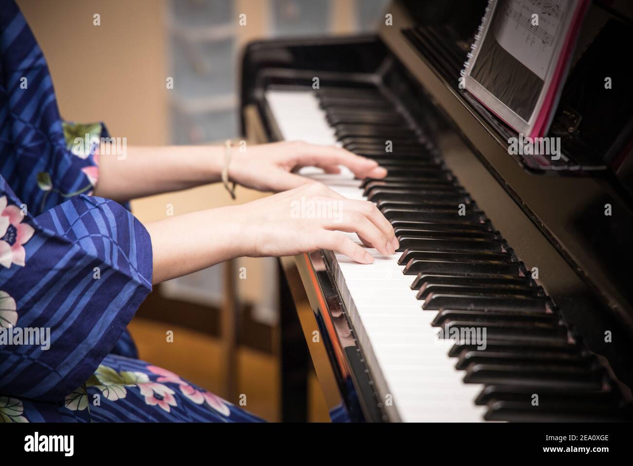 Suonare il pianoforte in un kimono Foto Stock