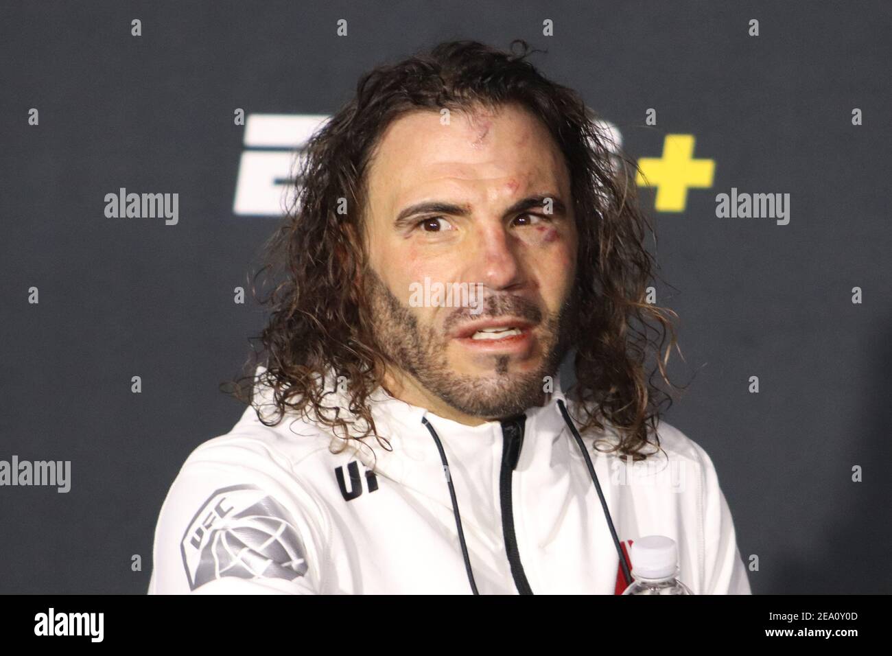 Las Vegas, Nevada, Las Vegas, NV, Stati Uniti. 6 Feb 2021. Las Vegas, NV - 6 febbraio: Clay Guida interagisce con i media dopo l'evento UFC Vegas 18 all'UFC Apex il 6 febbraio 2021 a Las Vegas, Nevada, Stati Uniti. Credit: Diego Ribas/PX Imagens/ZUMA Wire/Alamy Live News Foto Stock