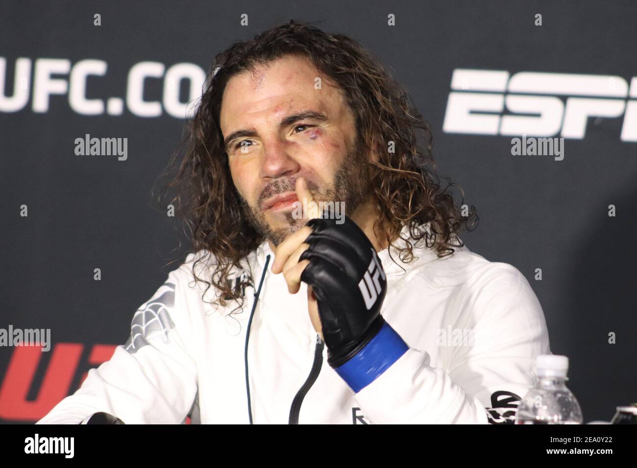 Las Vegas, Nevada, Las Vegas, NV, Stati Uniti. 6 Feb 2021. Las Vegas, NV - 6 febbraio: Clay Guida interagisce con i media dopo l'evento UFC Vegas 18 all'UFC Apex il 6 febbraio 2021 a Las Vegas, Nevada, Stati Uniti. Credit: Diego Ribas/PX Imagens/ZUMA Wire/Alamy Live News Foto Stock