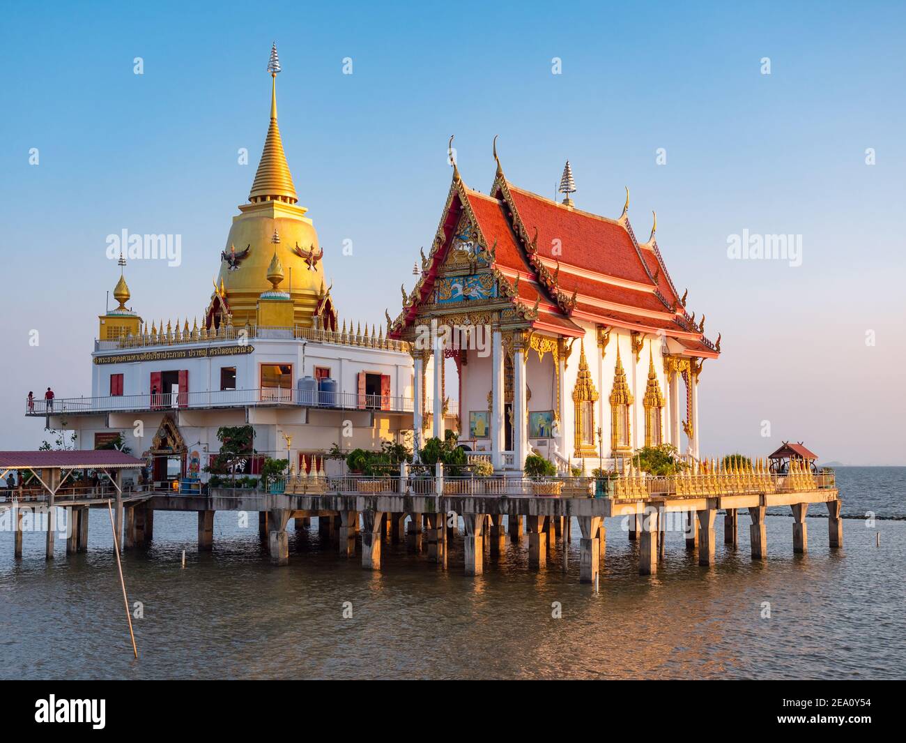 Wat Hong Thong, un tempio buddista nella provincia di Chachoengsao in Thailandia. Il tempio è circondato dal mare a causa dell'erosione della terra lungo il nord Foto Stock