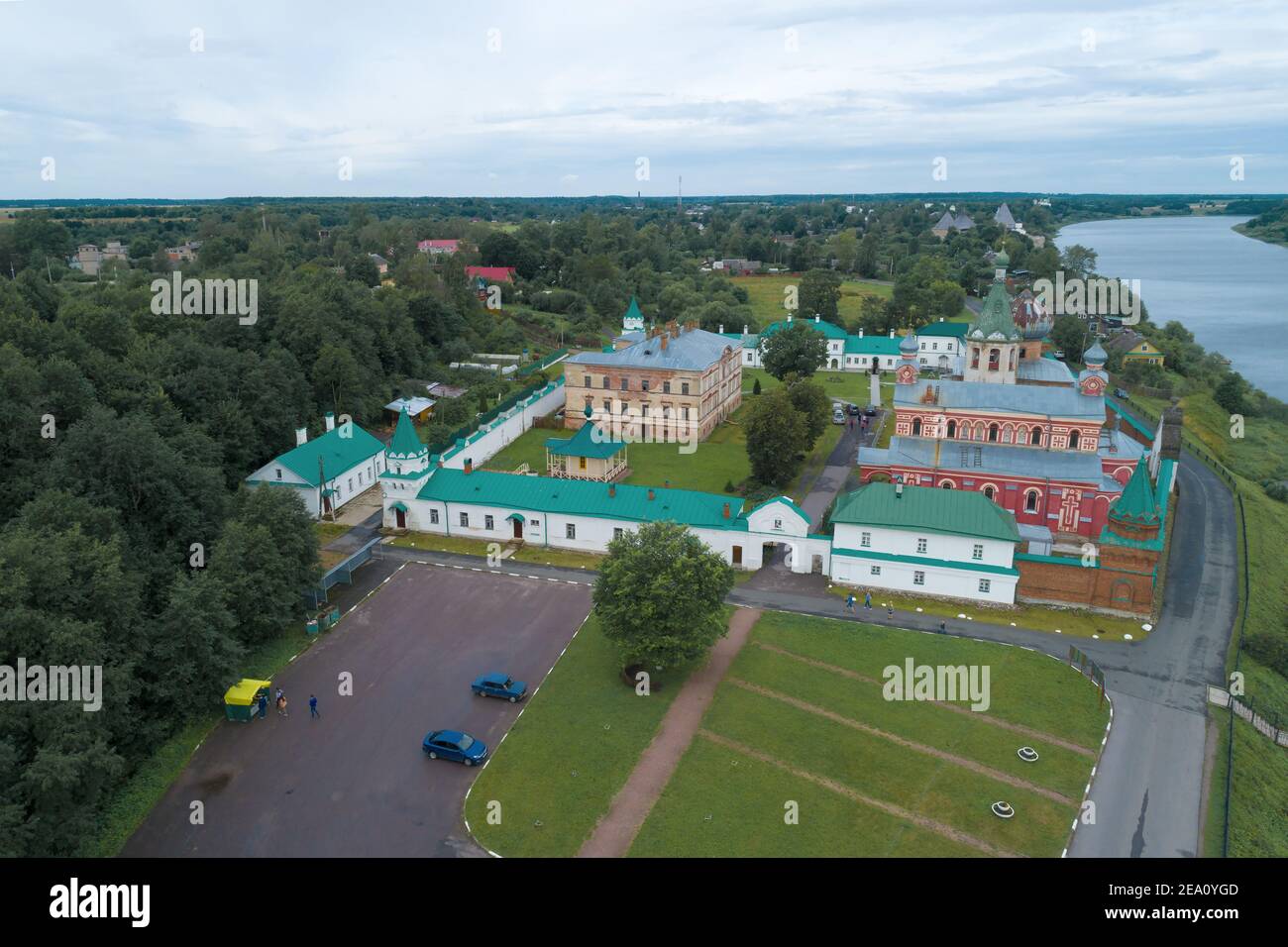 Vista dall'alto al Monastero di Staroladozhsky Nikolsky in un giorno di agosto nuvoloso. Staraya Ladoga, Russia Foto Stock