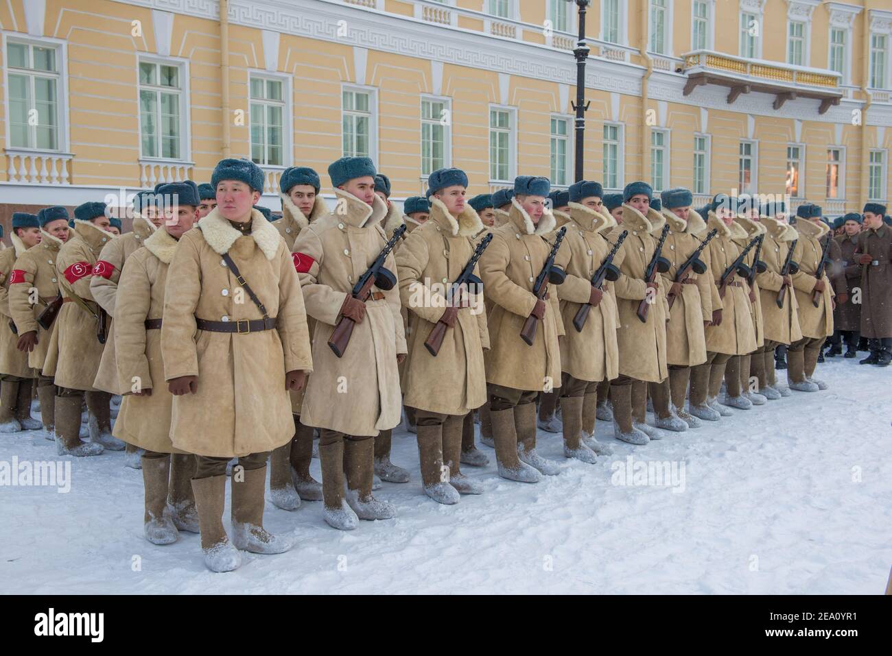 SAN PIETROBURGO, RUSSIA - 24 GENNAIO 2019: Soldati in uniforme invernale durante la Grande Guerra Patriottica nelle file. Prova della parata militare Foto Stock
