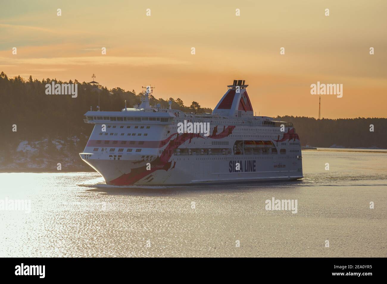 ARCIPELAGO DI STOCCOLMA, SVEZIA - 09 MARZO 2019: Traghetto turistico da crociera 'Baltic Princess' all'alba nell'arcipelago di Stoccolma Foto Stock