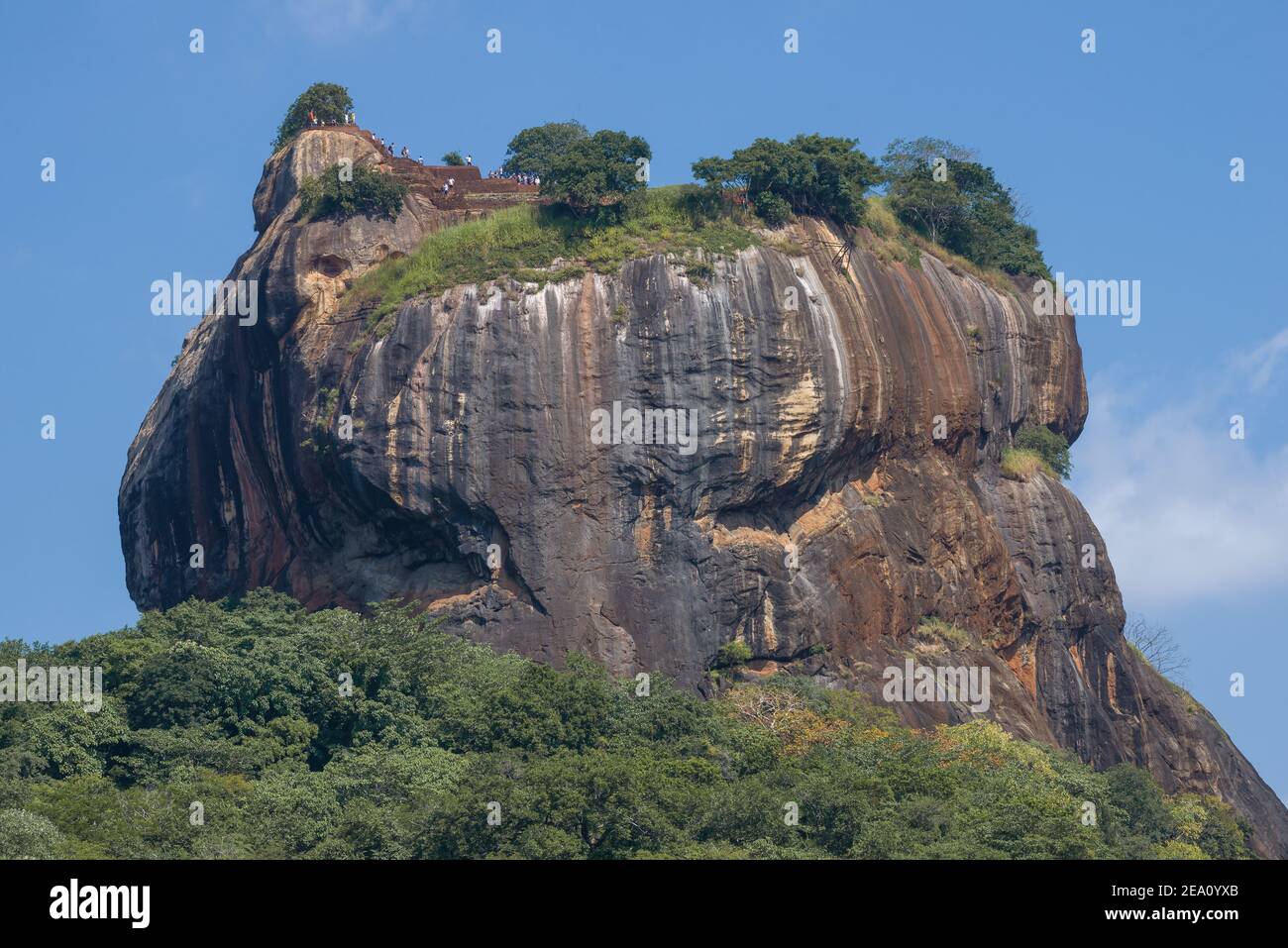 La cima dell'antico palazzo montano di Sigiria è da vicino nelle giornate di sole. Sri Lanka Foto Stock