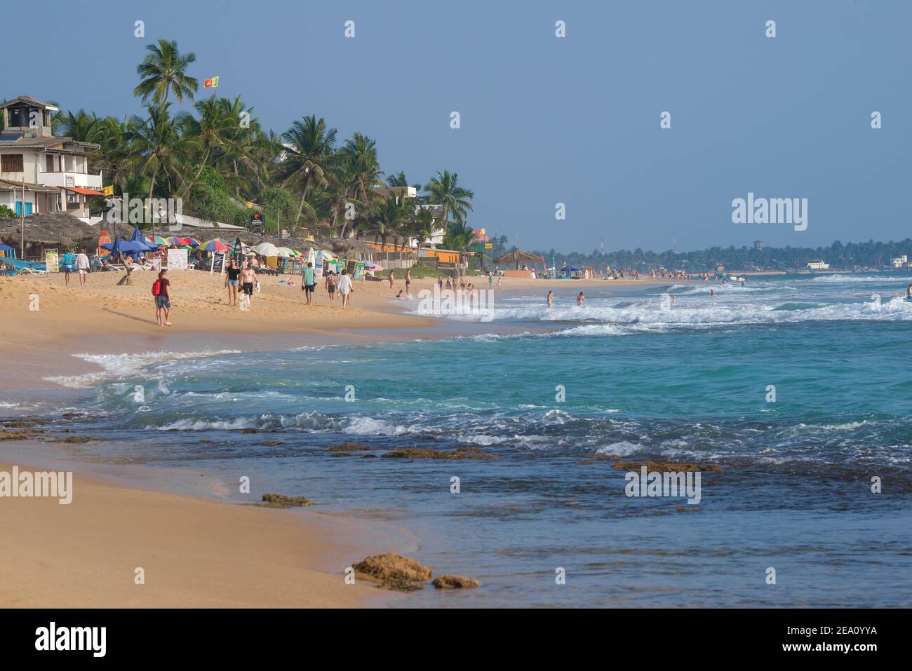 HIKKADUWA, SRI LANKA - 19 FEBBRAIO 2020: Giornata di sole su una delle spiagge della località di Hikkaduwa Foto Stock