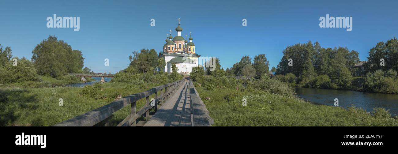 Panorama estivo con l'antica cattedrale dell'icona Smolensk della Madre di Dio. Olonets, Carelia Foto Stock