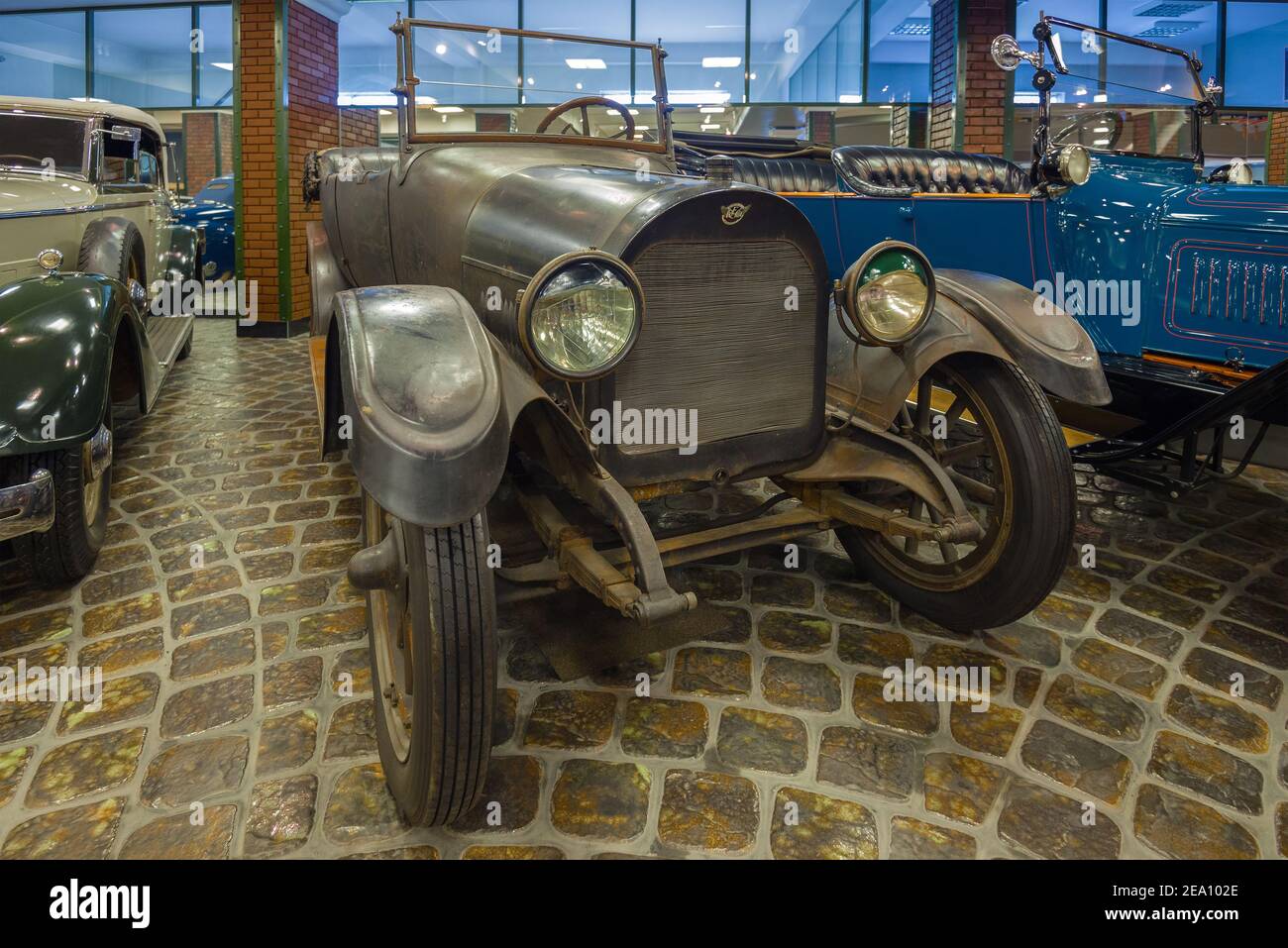 REGIONE DI MOSCA, RUSSIA - 26 AGOSTO 2020: REO Model M Touring nel Museo della tecnologia di Vadim Zadorozhny. Vista frontale Foto Stock