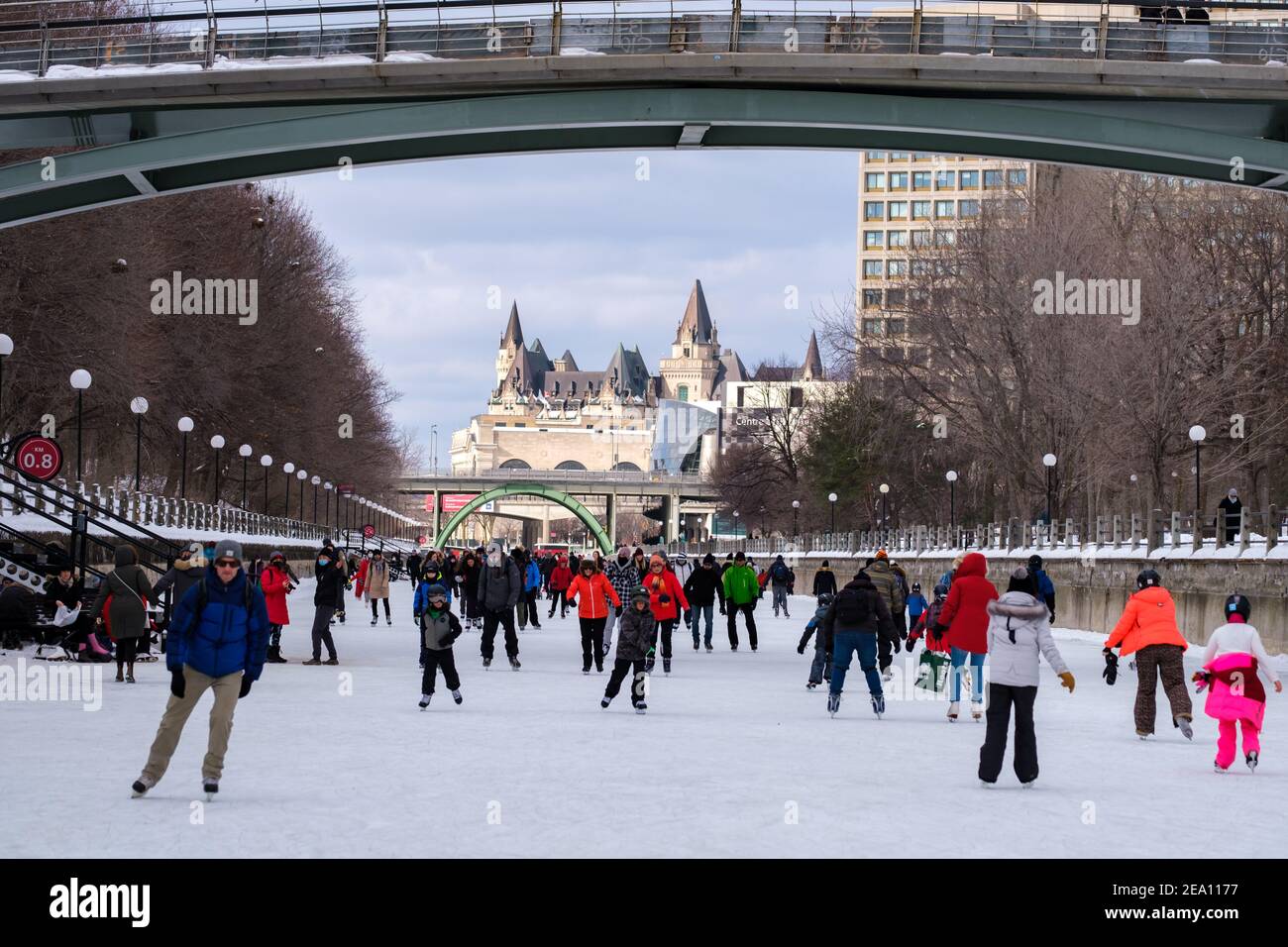 Ottawa, Ontario, Canada - 6 febbraio 2021: La gente pattina sul ghiaccio lungo il Rideau Canal Skgateway nel centro di Ottawa, alcuni scelgono di indossare maschere du Foto Stock