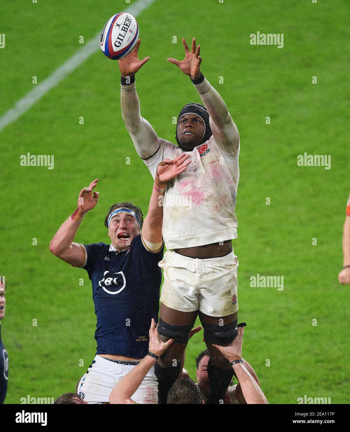 Twickenham, Regno Unito. 06 febbraio 2021. Twickenham Stadium, Londra 6 febbraio 2021 Maro Itoje, Inghilterra, si batte per la palla con George Turner durante la partita Six Nations contro la Scozia. Credito immagine : credito: Mark Pain/Alamy Live News Foto Stock