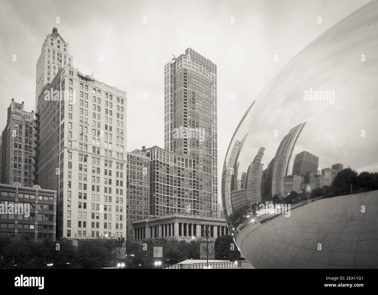Una in bianco e nero vista di Cloud Gate (il bean), un pubblico scultura di Anish Kapoor. Il Millennium Park di Chicago, Illinois. Foto Stock