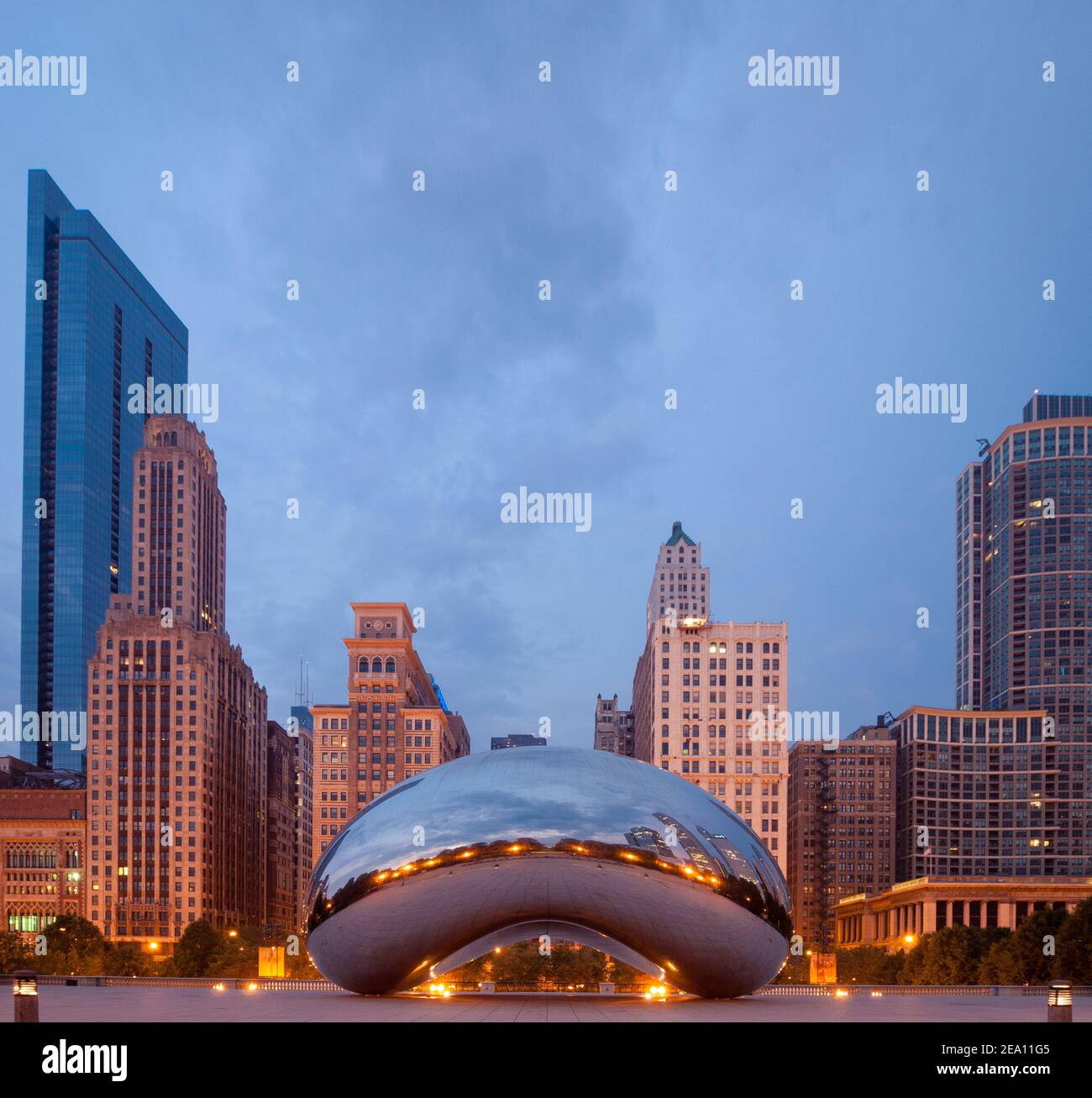 Cloud Gate (il bean di Chicago, il fagiolo), un pubblico scultura di Anish Kapoor, all'inizio. La luce del mattino al Millennium Park di Chicago, Illinois. Foto Stock