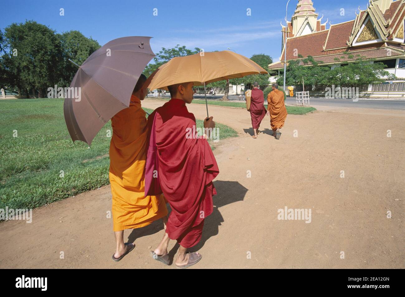 Asia, Cambogia, Phnom Penh Monaci Buddisti cambogiani Passeggiate con ombrelloni Foto Stock