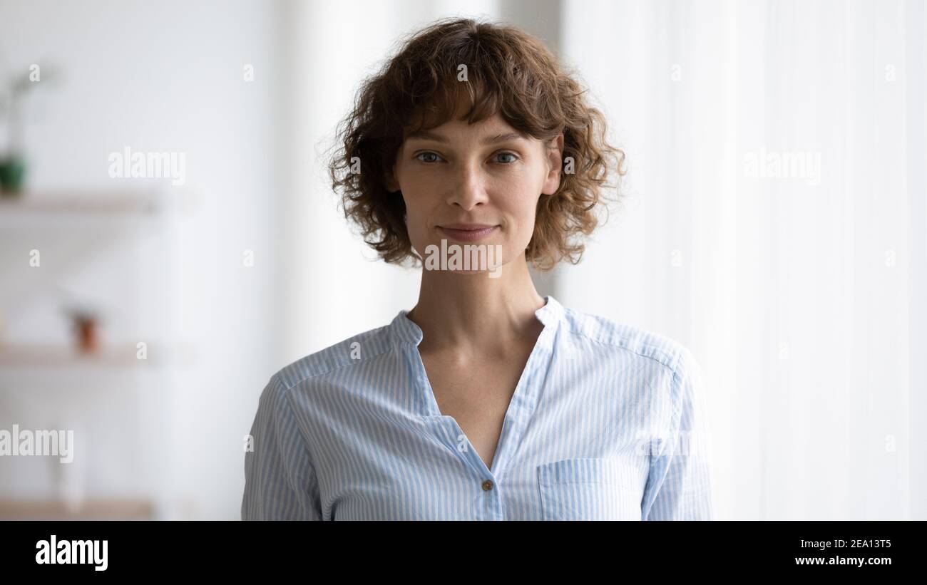 Ritratto di giovane 30s caucasica donna posa in casa Foto Stock