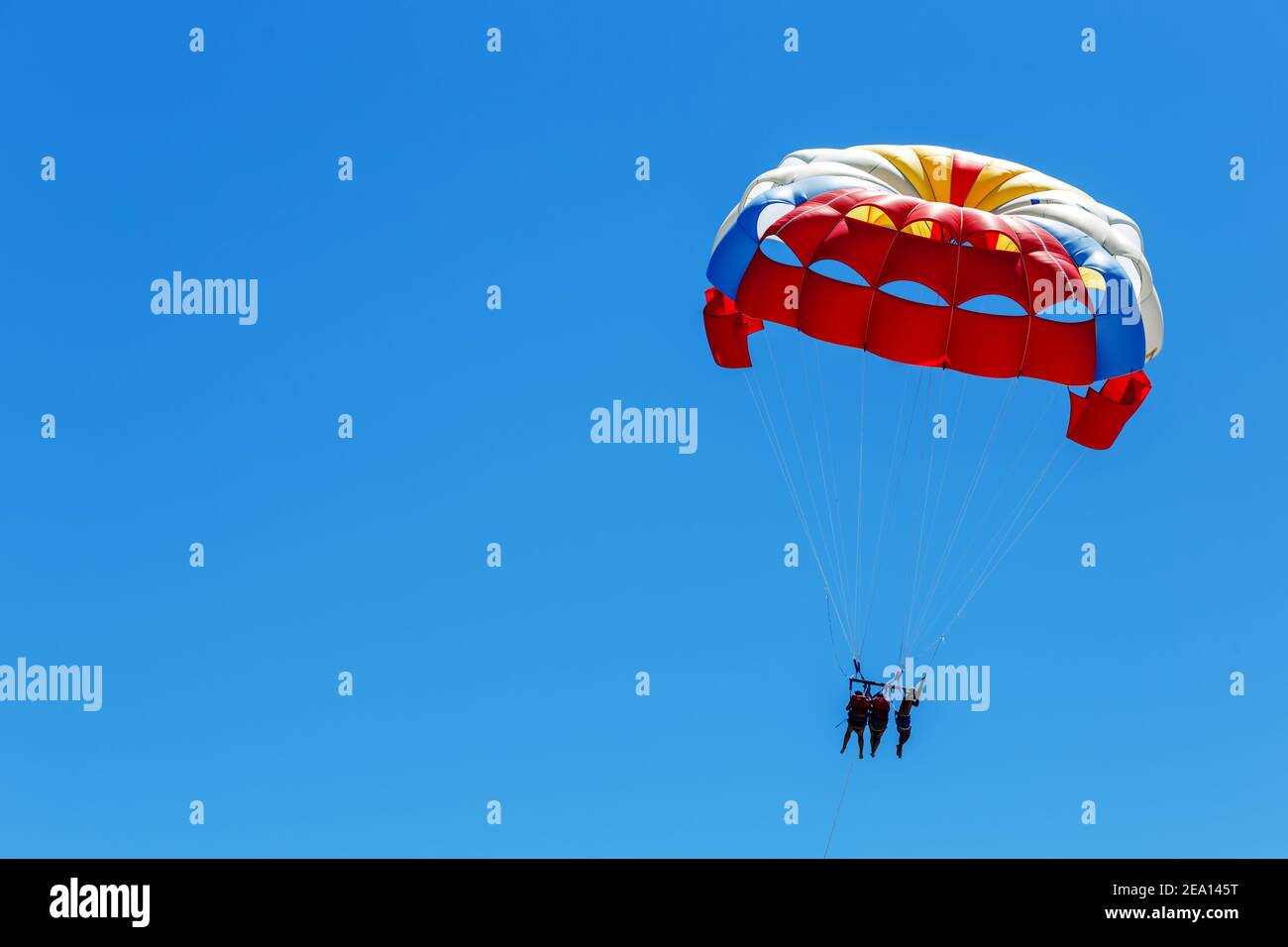 I paracadutisti volano in alto nel cielo blu. Attività paracaduting Foto Stock