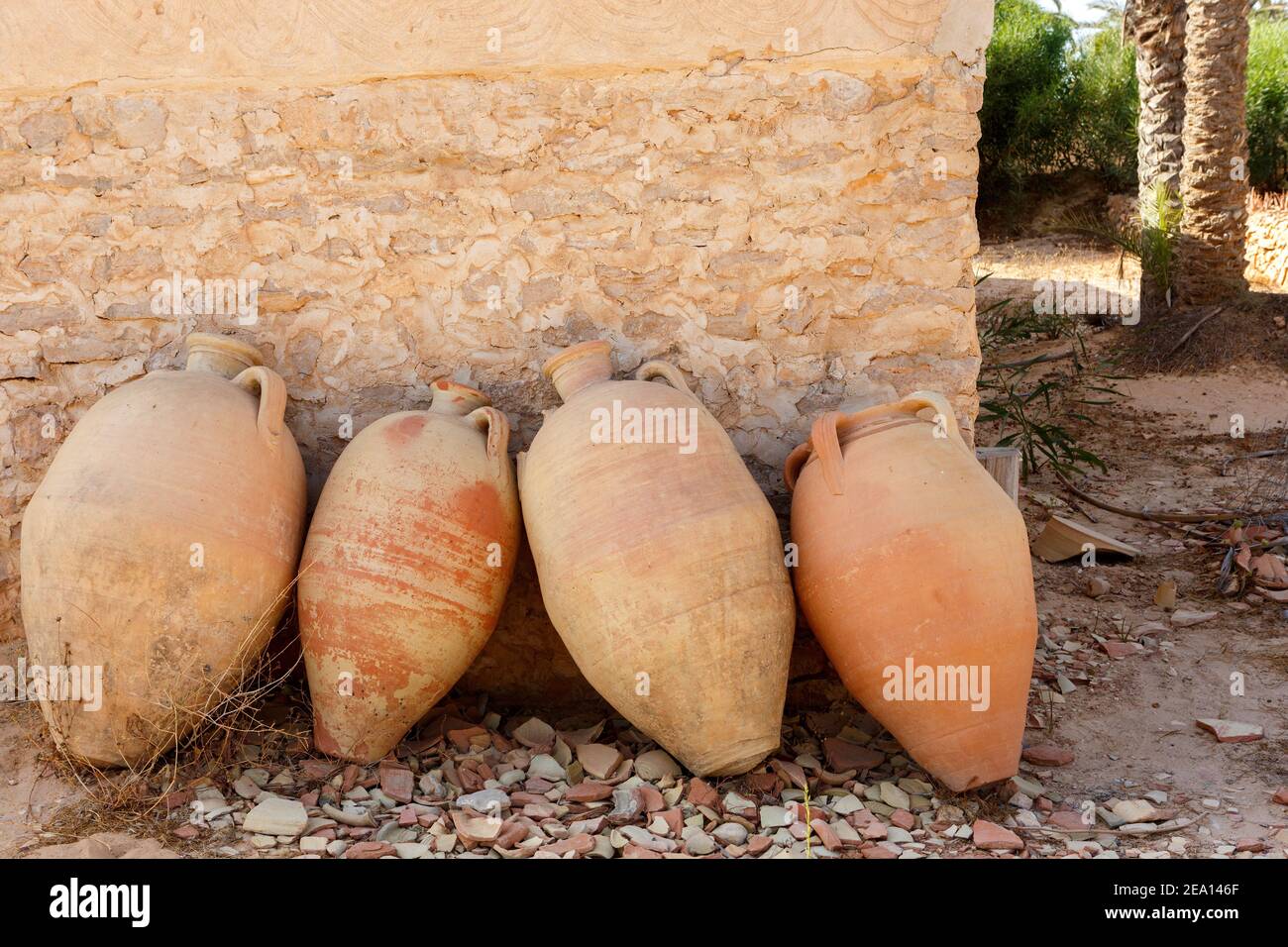 Vecchie vaschette di terracotta contro il muro all'ombra Foto Stock