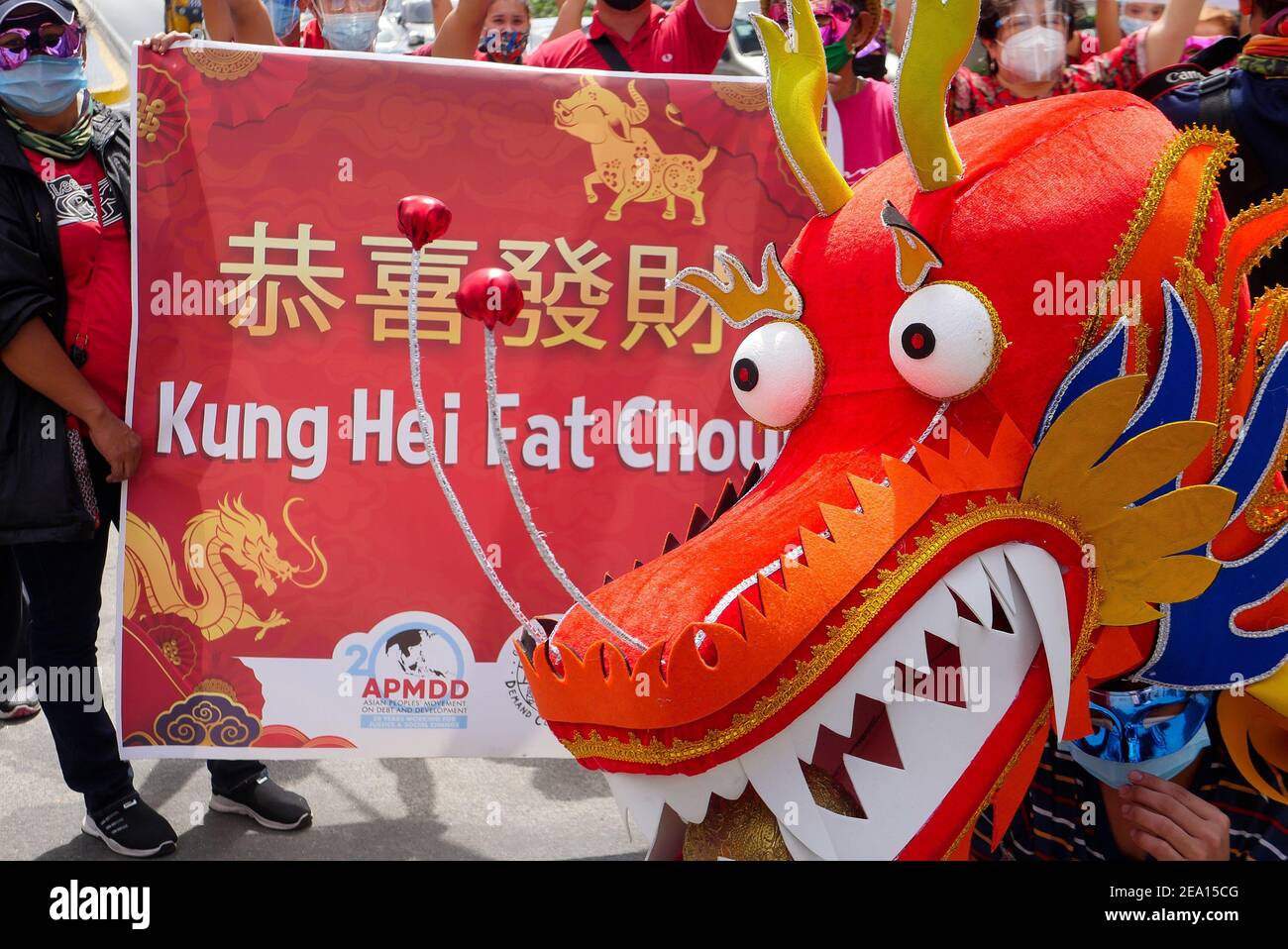 Manila, Regione della capitale Nazionale, Filippine. 7 Feb 2021. Un drago balla alla protesta del protetore che tiene il segno di ''Kung Hei Fat Choy'' (Felice anno nuovo). Movimento popolare asiatico sul debito e lo sviluppo (APMDD) ha tenuto una protesta all'arco di Chinatown con una danza drago per un'Asia priva di combustibili fossili. Chiedono il presidente filippino e altri paesi asiatici compreso il presidente Joe Biden. Credit: George Buid/ZUMA Wire/Alamy Live News Foto Stock