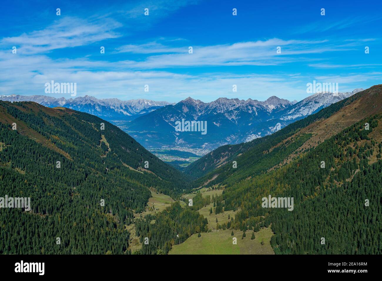 Vista panoramica sulla valle del Senderstal sulle montagne dietro Zirl Villaggio in Austria Foto Stock