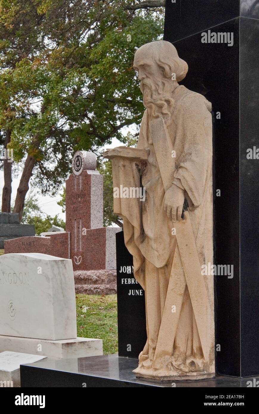 Statua in pietra tombale sulla tomba di John B Connally, politico, governatore del Texas, e moglie, Idanell Brill Connally, Texas state Cemetery ad Austin, Texas Foto Stock Statua in pietra tombale sulla tomba di John B Connally, politico, governatore del Texas, e moglie, Idanell Brill Connally, Texas state Cemetery ad Austin, Texas Foto Stock