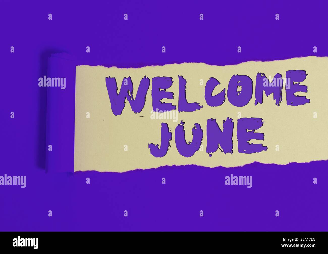 Nota di scrittura che mostra Benvenuto giugno. Business Concept per Calendario Sesto mese secondo trimestre trenta giorni saluti arrotolato strappato cartone strappato sopra a. Foto Stock