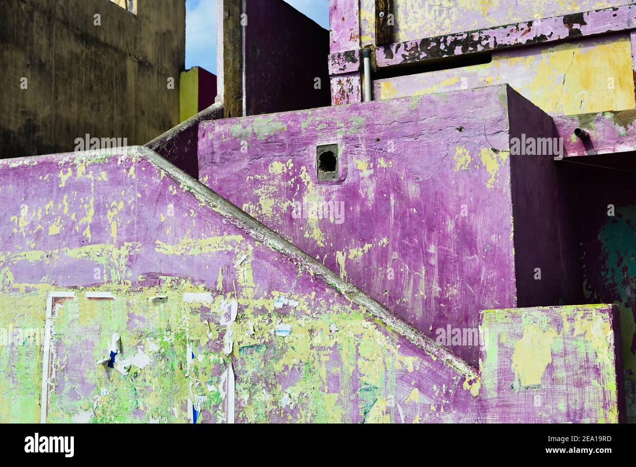 Parete viola grunge intemperie. Texture sfondo grunge parete con i poster strappati. Kanyakumari, Tamil Nadu, India. Foto Stock