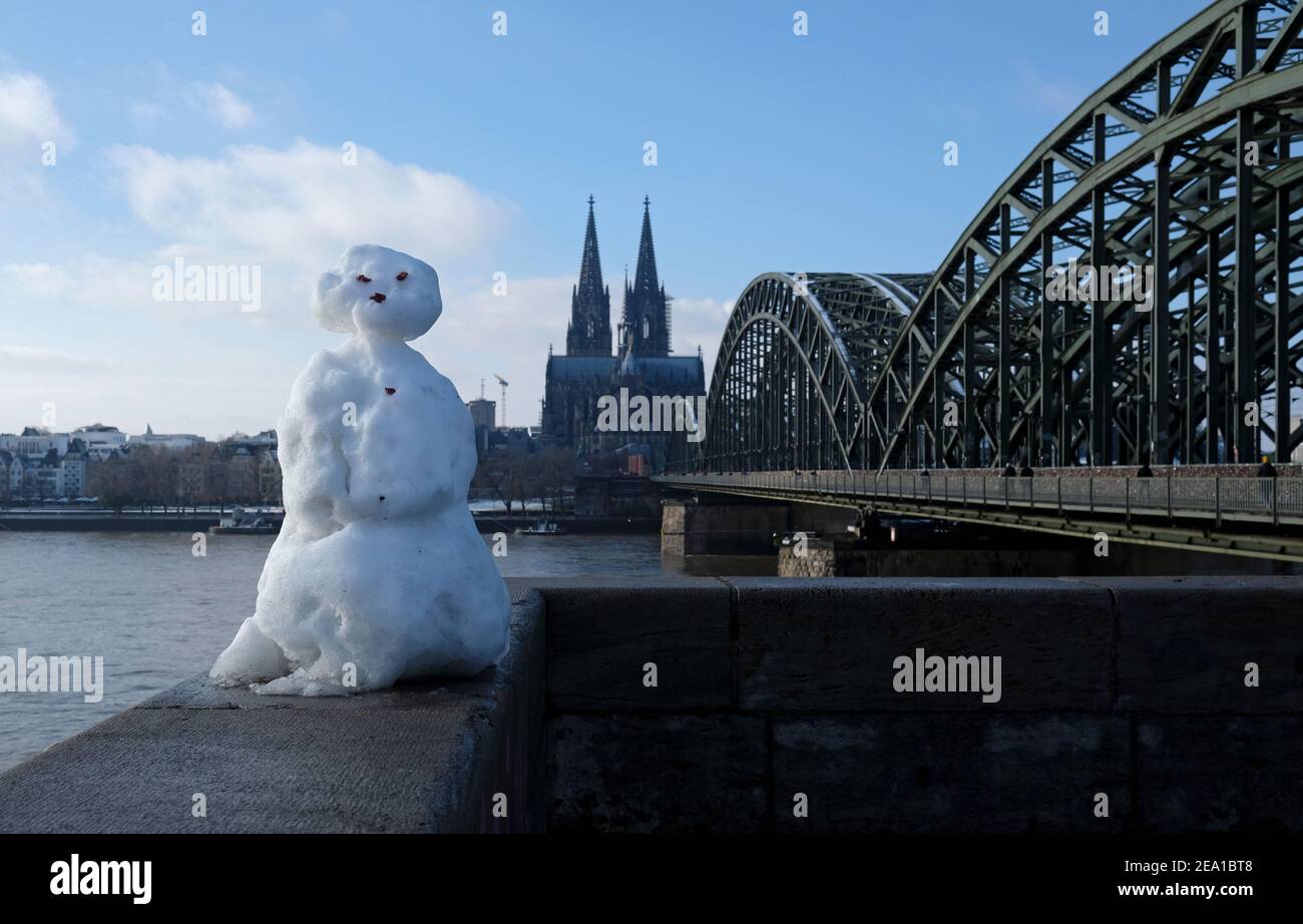 Un pupazzo di neve a Colonia, in Germania, con la famosa cattedrale sullo sfondo Foto Stock