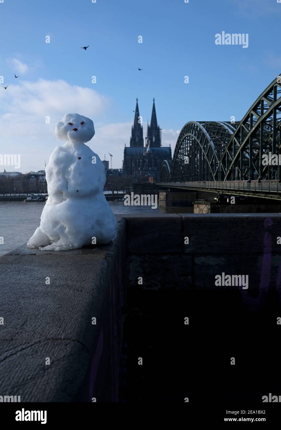 Un pupazzo di neve a Colonia, in Germania, con la famosa cattedrale sullo sfondo Foto Stock