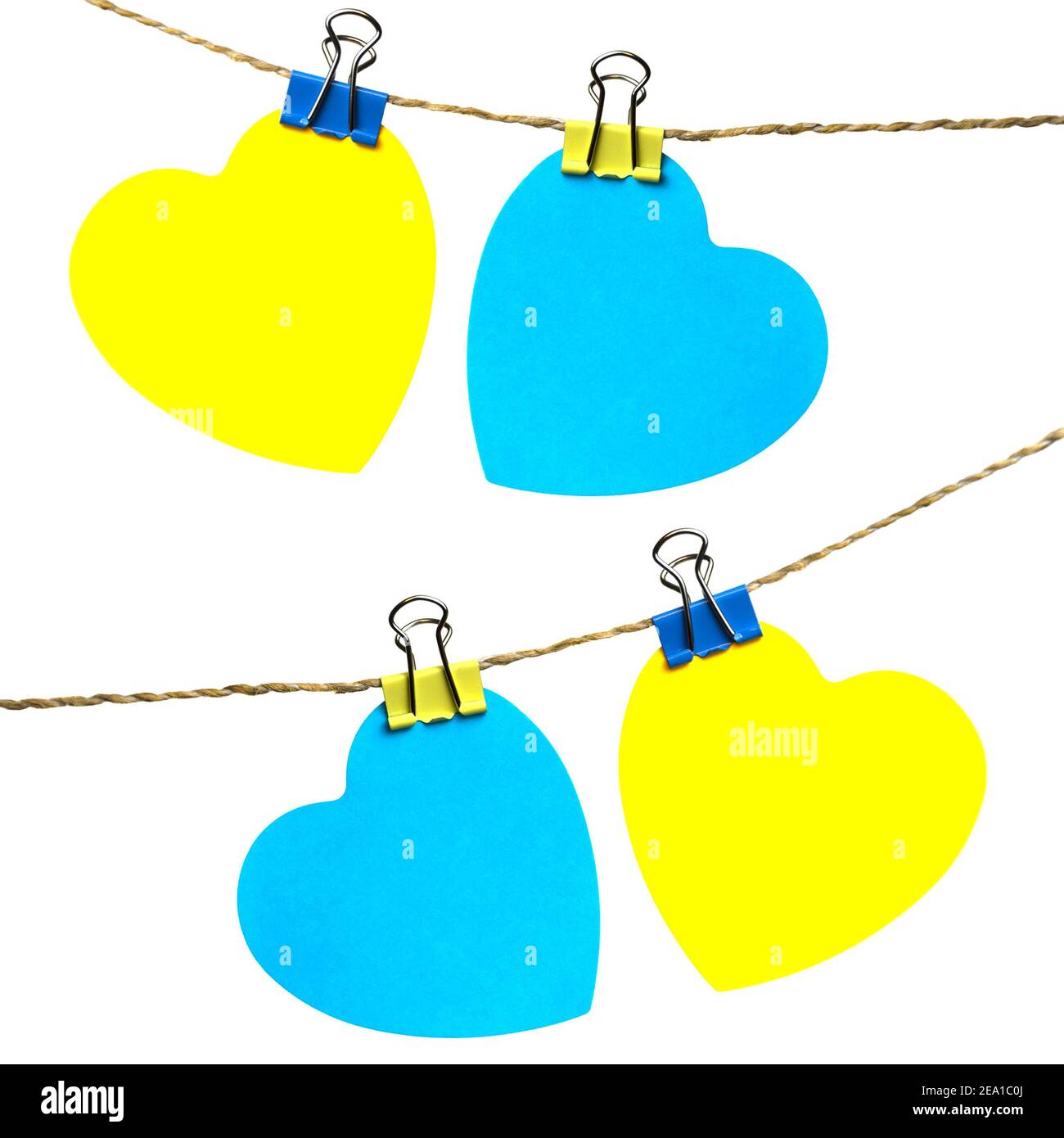 due cuori giallo e blu appesi su una corda con rimorchi Foto Stock
