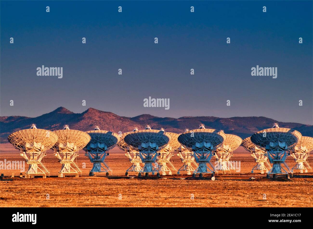 Antenne di un telescopio radio ad array molto grande (VLA), un osservatorio di radioastronomia situato sulle pianure di San Agustin, vicino a Datil, New Mexico, USA Foto Stock