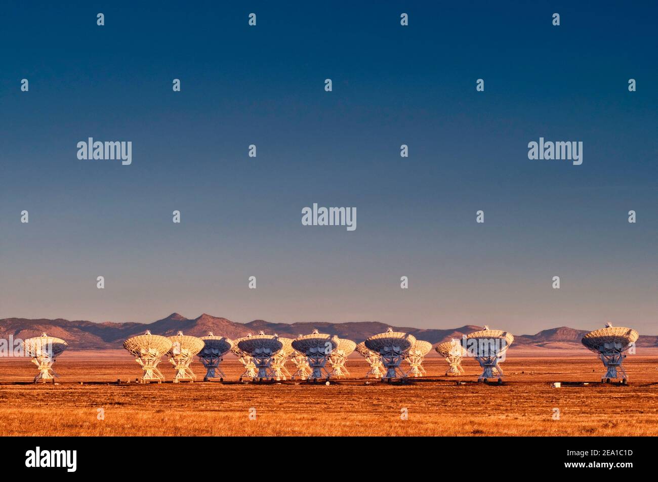 Antenne di un telescopio radio ad array molto grande (VLA), un osservatorio di radioastronomia situato sulle pianure di San Agustin, vicino a Datil, New Mexico, USA Foto Stock