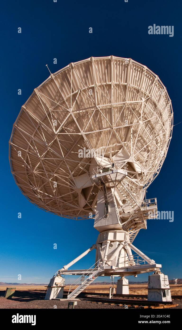 Antenna di un telescopio radio ad array molto grande (VLA), un osservatorio di radioastronomia situato sulle pianure di San Agustin, vicino a Datil, New Mexico, USA Foto Stock