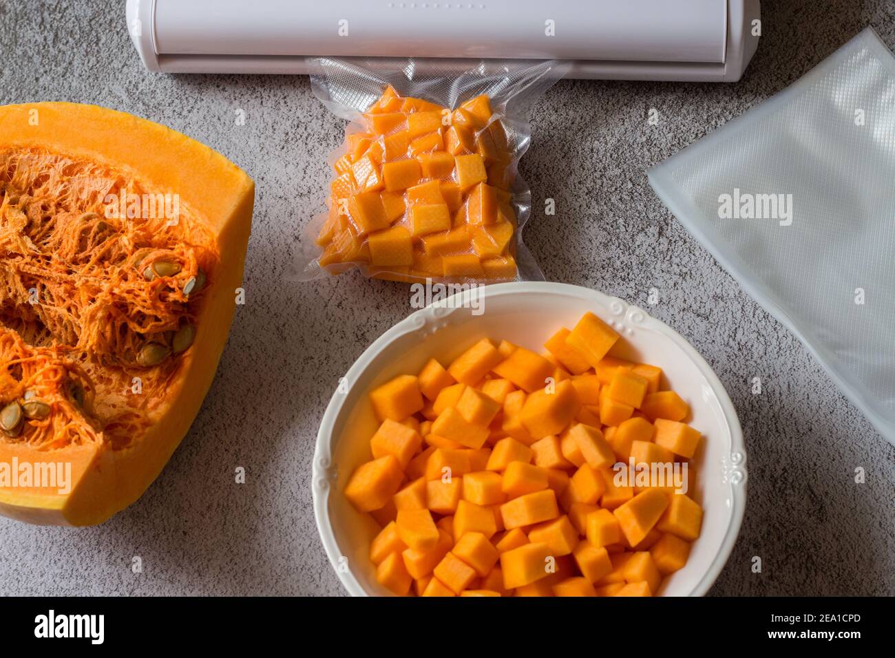 Zucca gialla tagliata a fette e a cubetti e confezionata sotto vuoto Foto  stock - Alamy