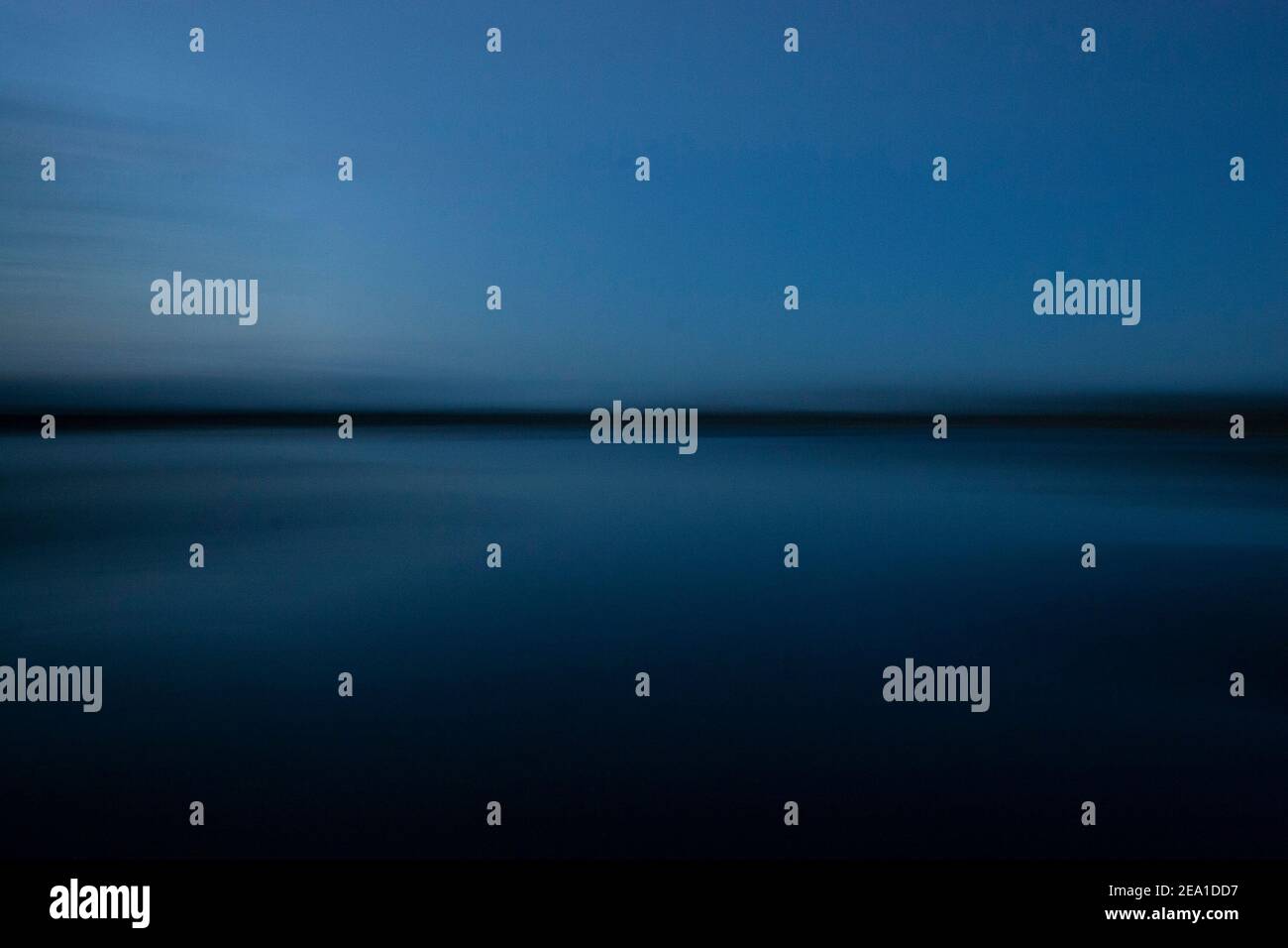 Blue hour con linee fluide di oceano, cielo e orizzonte. Arcipelago di Sankt Anna Foto Stock