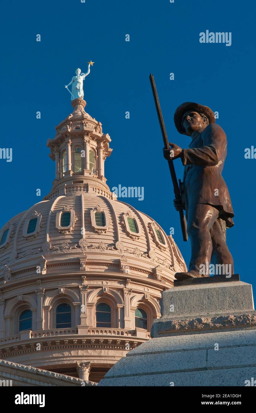 Heroes of the Alamo, 1891 statua in bronzo di J.S. Clark, statua della Dea della libertà in cima al Campidoglio di Stato in Distance, Austin, Texas, USA Foto Stock