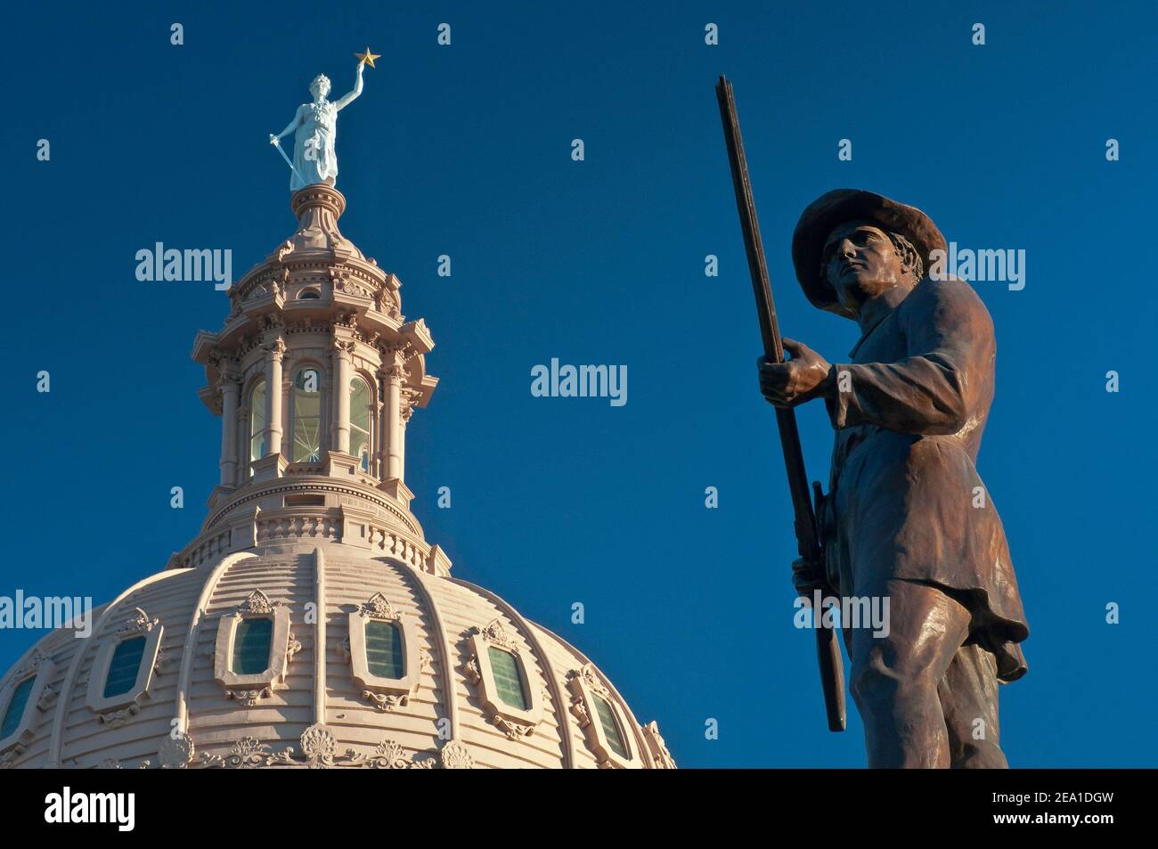 Heroes of the Alamo, 1891 statua in bronzo di J.S. Clark, statua della Dea della libertà in cima al Campidoglio di Stato in Distance, Austin, Texas, USA Foto Stock
