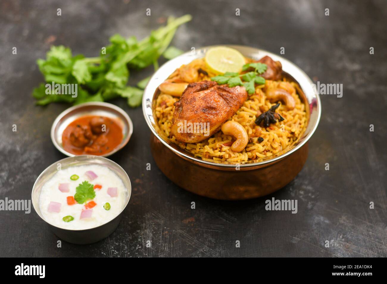 Biryani di pollo. Piccante indiano Malabar biryani o Hydrabadi biryani, Dum Biriyani, pesce e riso. pulao basmati riso, piccante piatto di riso misto con carne c Foto Stock