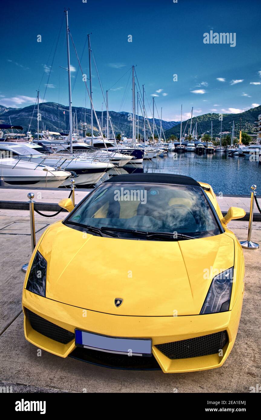 PORTO MONTENEGRO, TIVAT, MONTENEGRO - YULY 18: Parcheggio giallo Lamborghini Gallardo in area riservata superyacht marina di Porto Montenegro. Girato nel 201 Foto Stock
