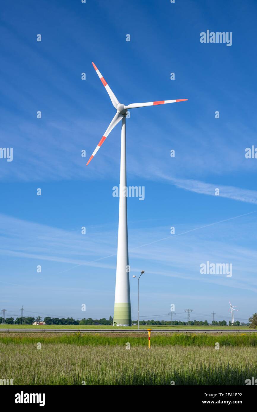 Turbina eolica di fronte a un cielo blu in Germania Foto Stock