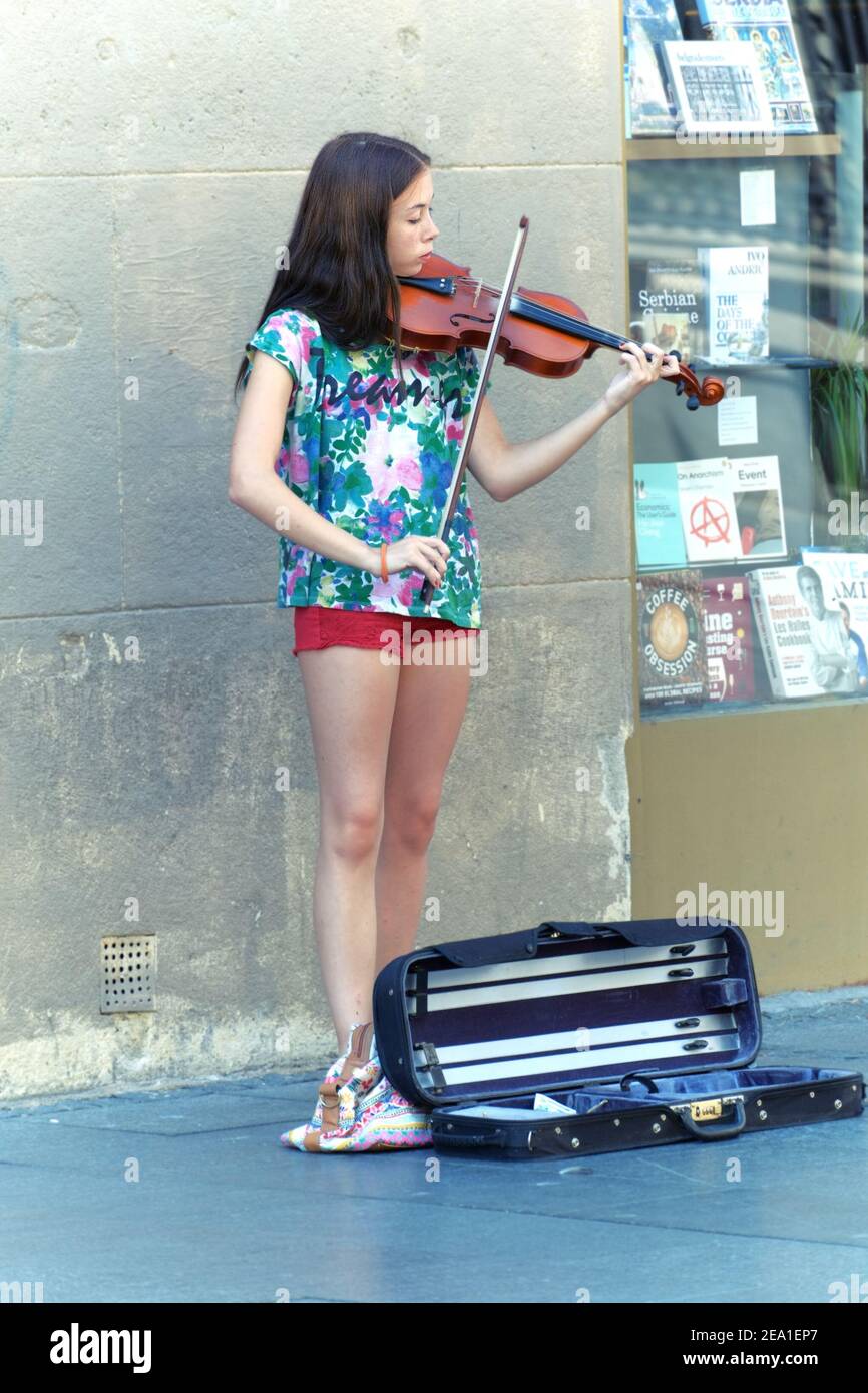 BELGRADO, SERBIA - 29 LUGLIO 2014: Giovane musicista di strada suona il suo violino nella città vecchia di Belgrado. Girato nel 2014 Foto Stock