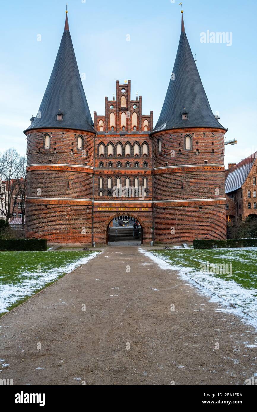 La storica porta di Holsten a Lubecca, Germania Foto Stock