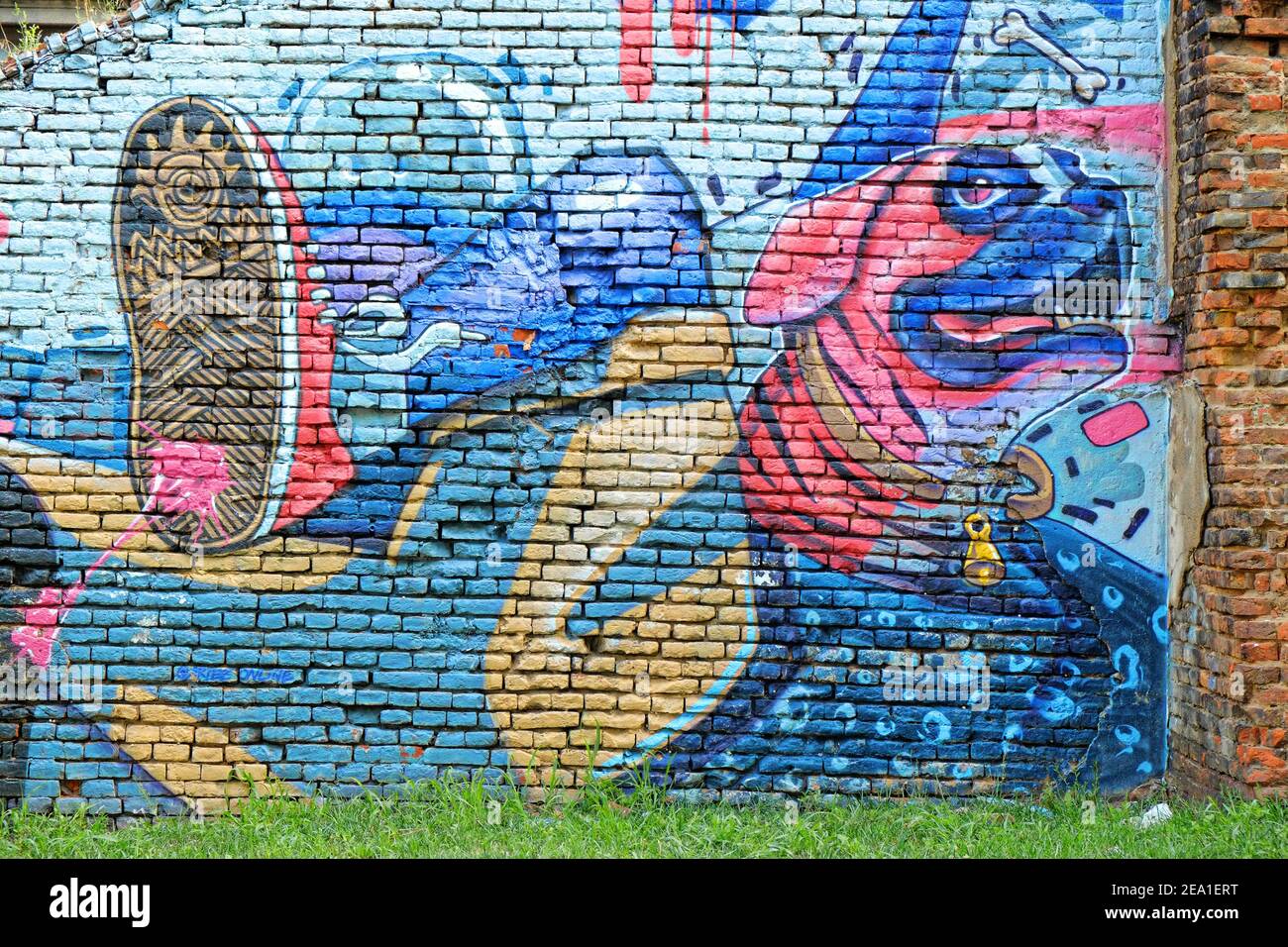 BELGRADO, SERBIA - 30 LUGLIO 2014: Colorata Street art spruzzata su un brickwall intemperato a Belgrado. Girato nel 2014 Foto Stock