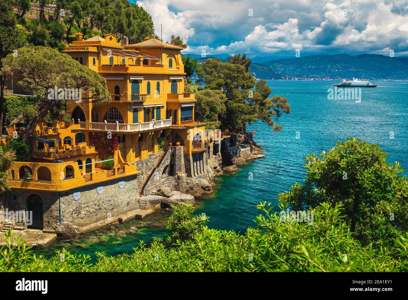 Maestosa posizione per le vacanze estive, mediterranea colorata e lussuosa casa sul lungomare con vista mozzafiato, sulla splendida baia, Portofino, Liguria, Italia Foto Stock