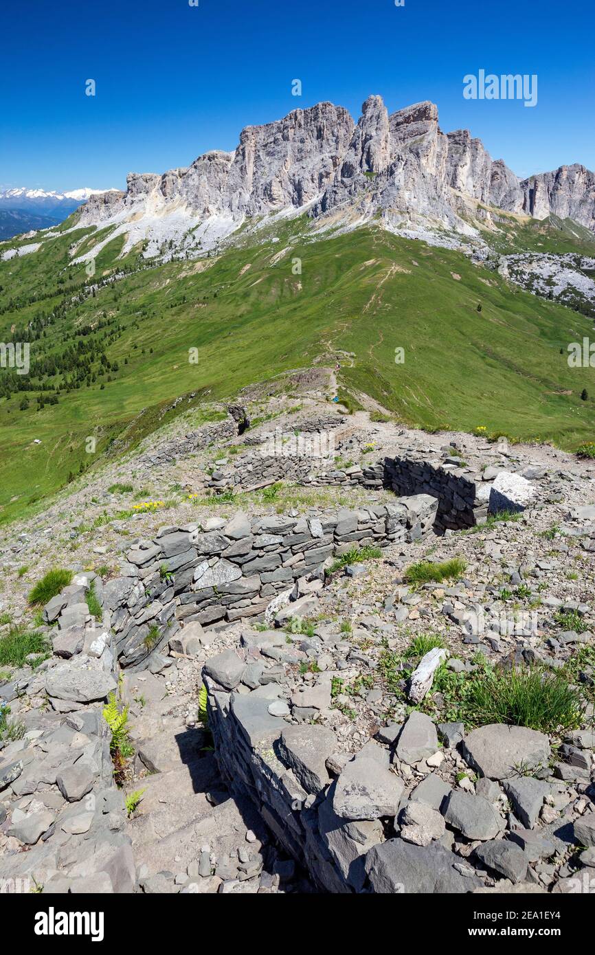 Trincee della Grande Guerra sulla montagna SIEF. In background Setsas picchi. Alpi Italiane. Europa. Foto Stock