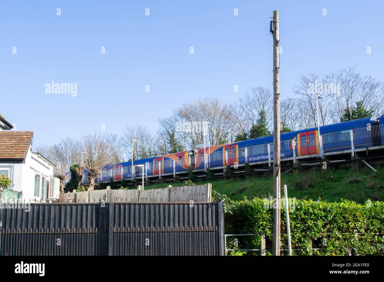 HOUNSLOW, LONDRA, INGHILTERRA - 5 febbraio 2021: Treno ferroviario Sud Ovest che porta alla stazione di Isleworth Foto Stock