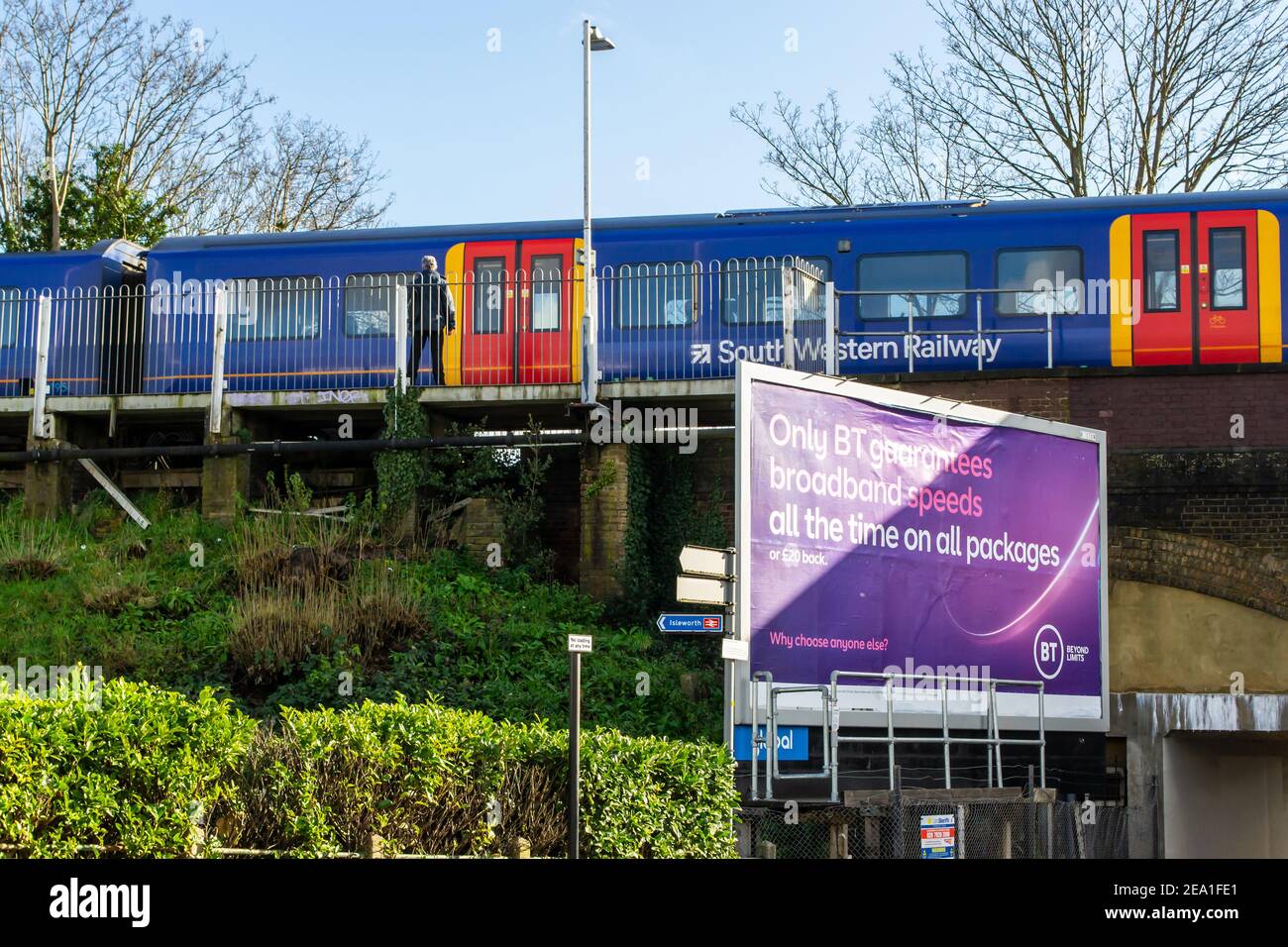 HOUNSLOW, LONDRA, INGHILTERRA - 5 febbraio 2021: Treno ferroviario Sud Ovest che porta alla stazione di Isleworth Foto Stock