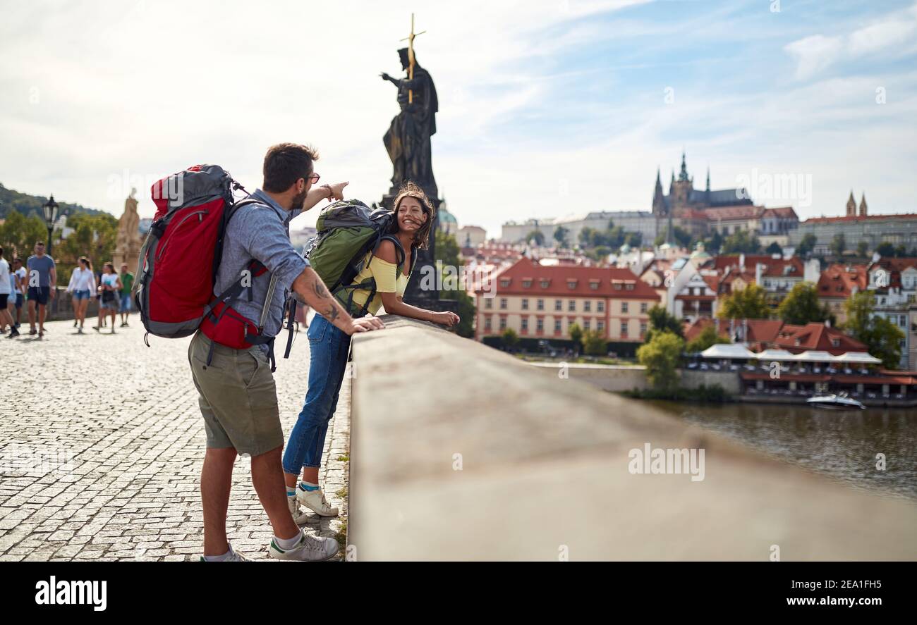 Escursione turistica di coppia a Praga; stile di vita dei viaggiatori Foto Stock