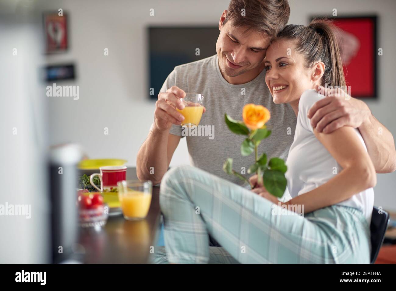 Una giovane coppia innamorata di trascorrere momenti romantici in un'atmosfera allegra a casa il giorno di San Valentino. Coppia, amore, colazione, insieme Foto Stock
