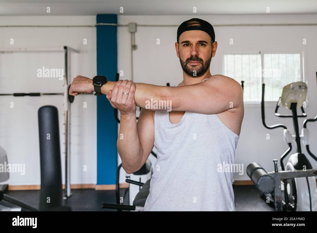Uomo che stretching in palestra. Concetto di salute Foto Stock