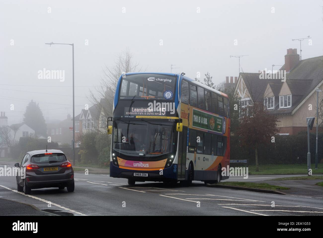 Un servizio di autobus Stagecoach 15 in tempo foggy, Warwick, Regno Unito. Foto Stock