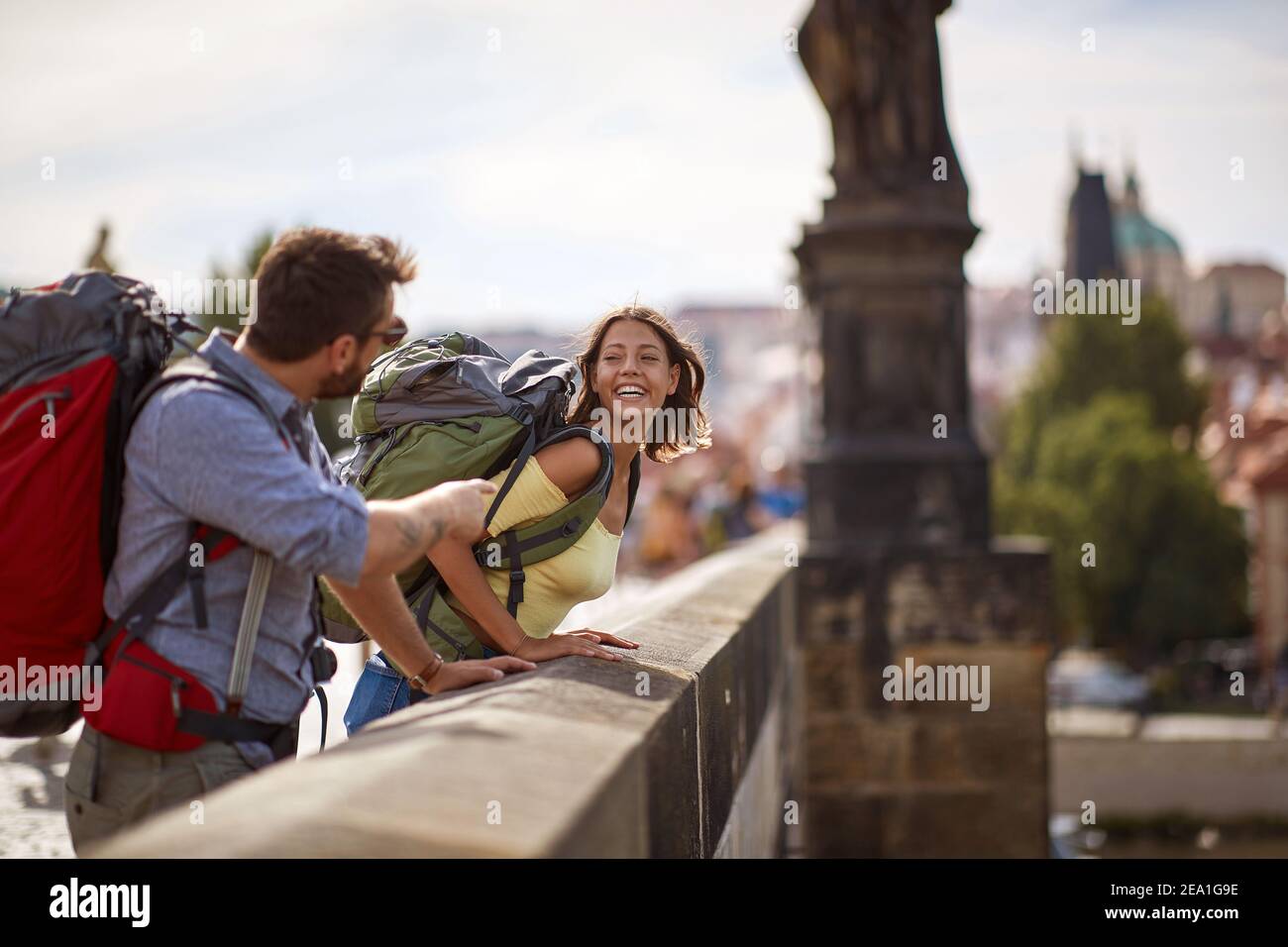 Escursione turistica di coppia a Praga; stile di vita dei viaggiatori Foto Stock